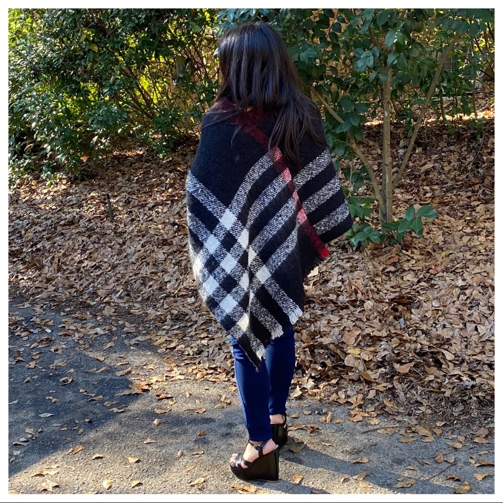 ✨LAST ONE✨Chic black plaid soft knit poncho - Picture 7 of 7